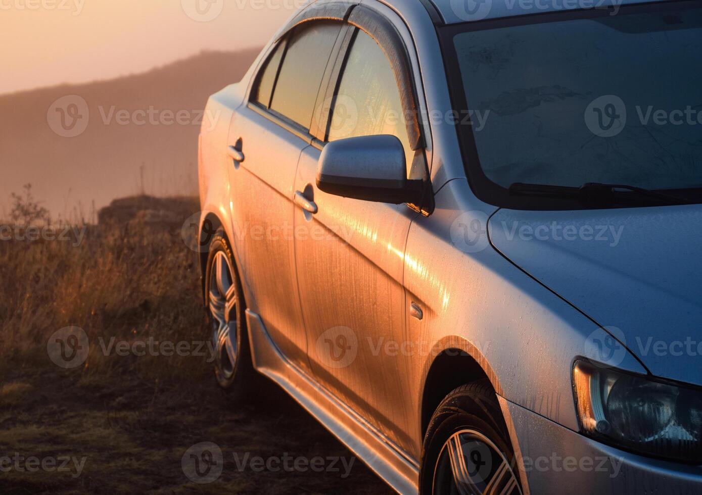 das Auto ist im das Tau. das Auto ist im das Dämmerung foto