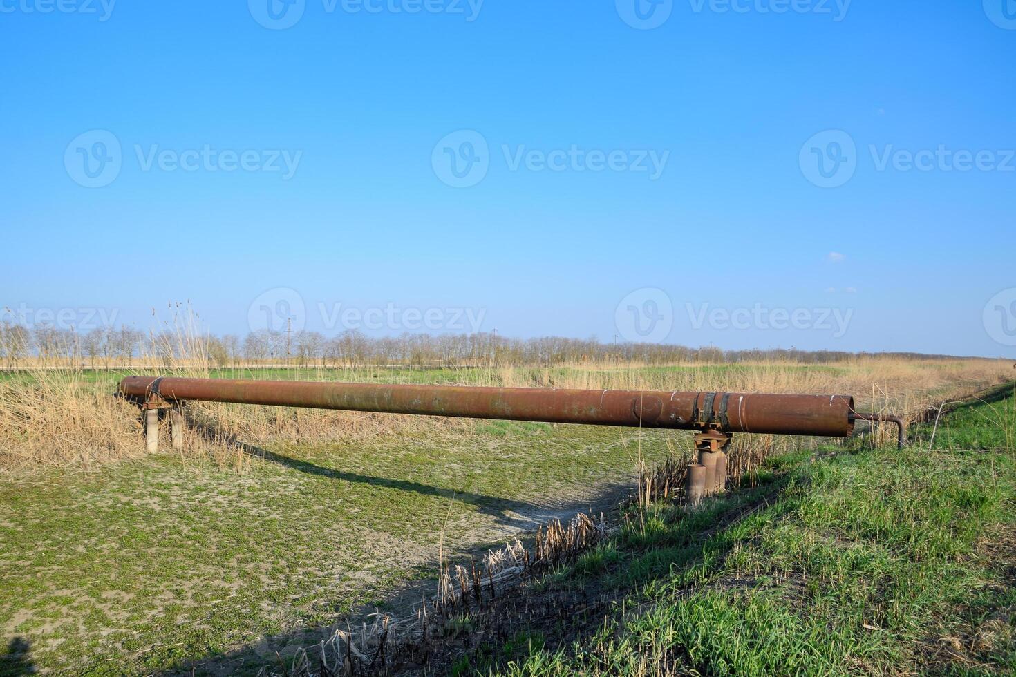 Gas Pipeline durch Bewässerung Kanal im ein schützend Stahl Rohr. foto