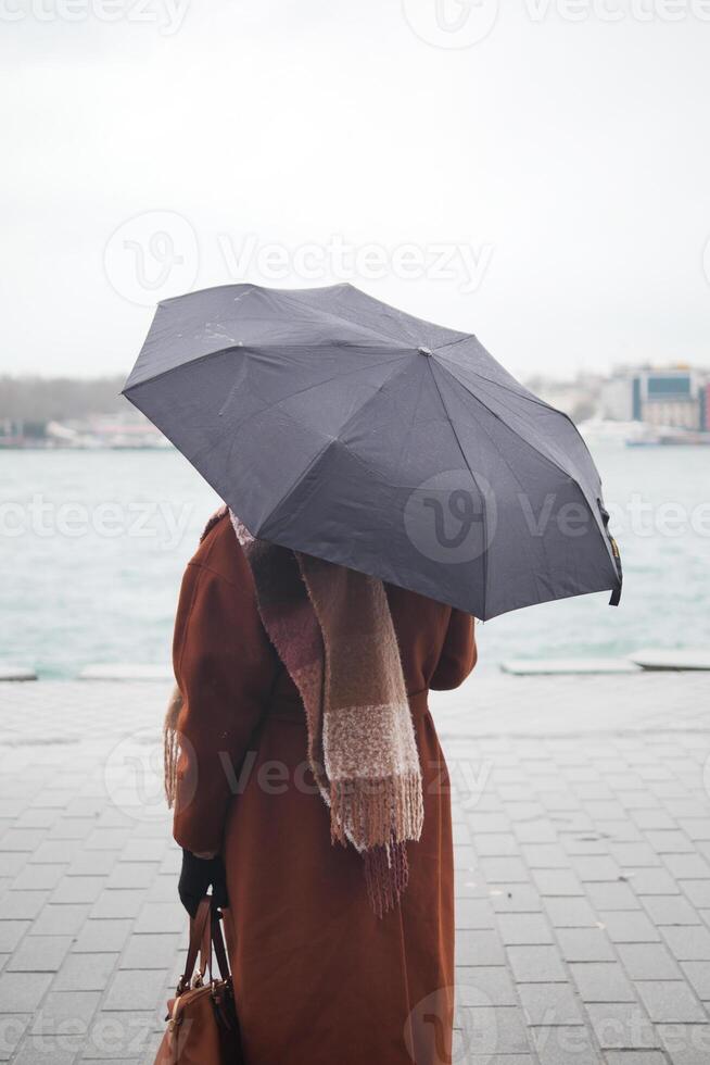 Frauen unter Regenschirm im Regen foto