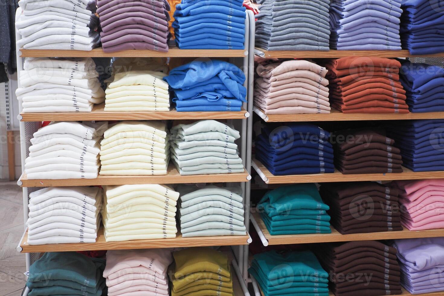 bunt Hemden auf Regal im ein Verkauf Geschäft foto