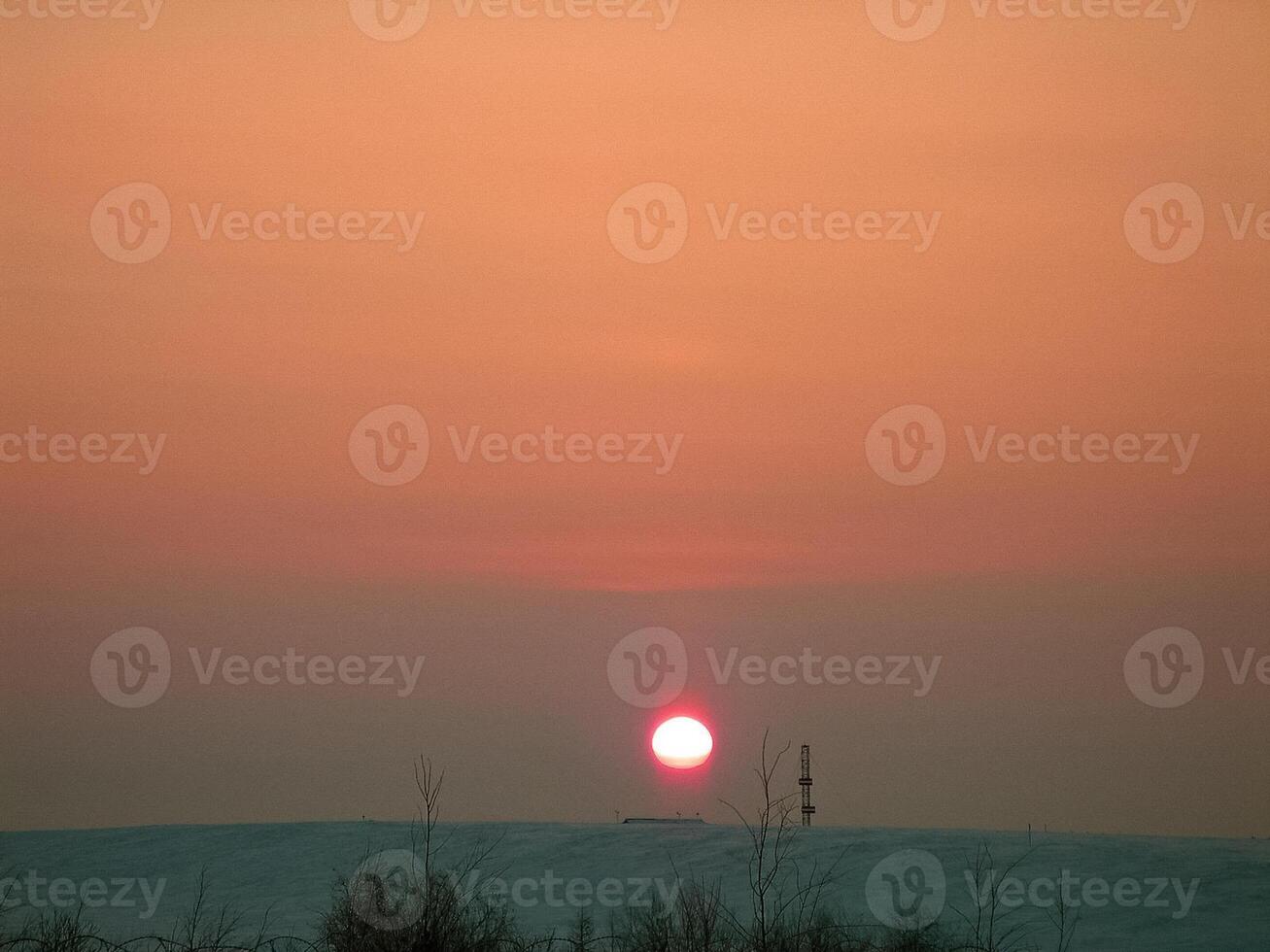 Landschaft von das Sonnenuntergang. schön Himmel. das Farben von Sonnenuntergang. foto