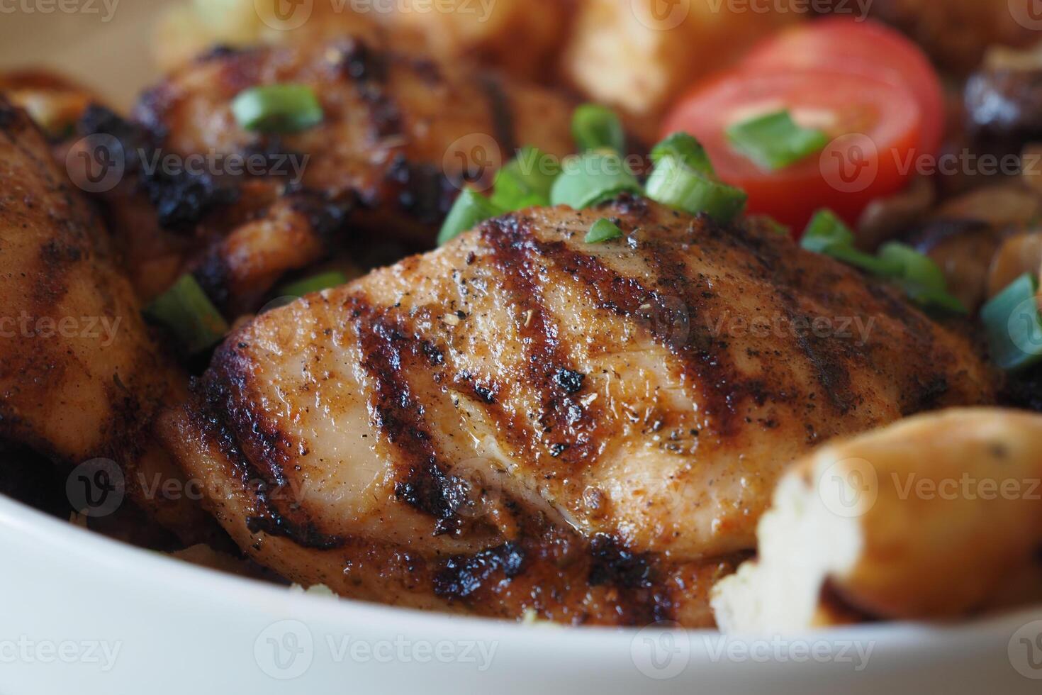 Grill Hähnchen Fleisch serviert mit Salat auf ein Teller foto