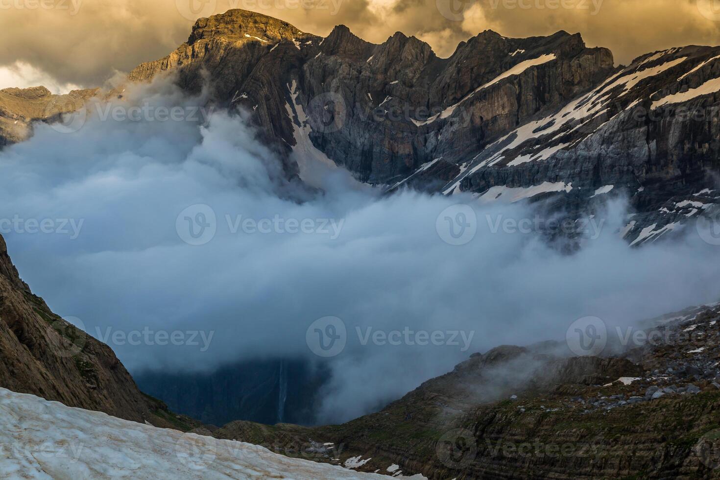 schön Landschaft von Pyrenäen Berge mit berühmt Kreis de Gavarnie im Hintergrund. foto