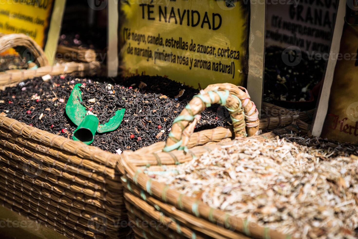 Gewürze Geschäft beim das orientalisch Markt im Granada, Spanien foto