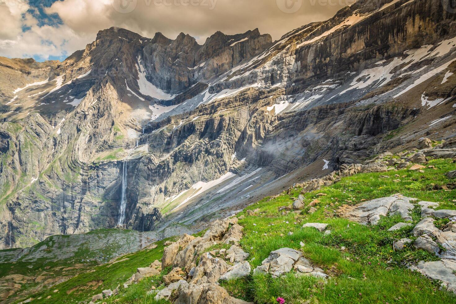 szenisch Aussicht von berühmt Kreis de Gavarnie mit Gavarnie fallen im Pyrenäen National Park. foto