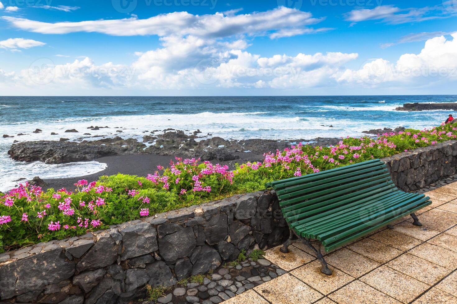 das Küste von atlantisch Ozean im puerto de la cruz, einer von das die meisten Beliebt touristisch Städte, Kanarienvogel Inseln, Spanien foto