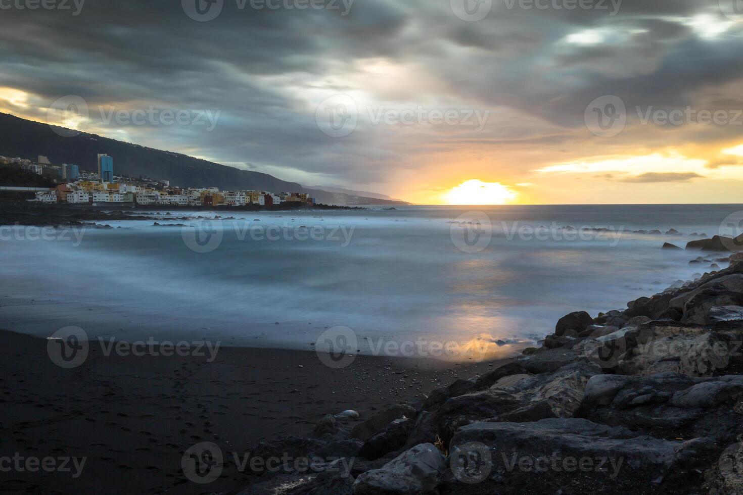 schwarz Kieselstein Strand im puerto de la Cruz durch das Sonnenuntergang , Teneriffa, Kanarienvogel Inseln Spanien foto