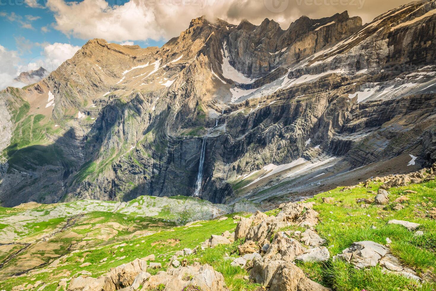 szenisch Aussicht von berühmt Kreis de Gavarnie mit Gavarnie fallen im Pyrenäen National Park. foto