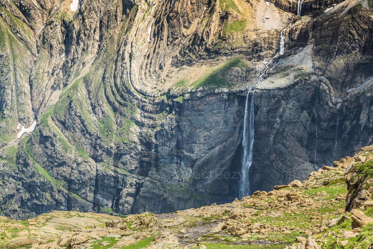 szenisch Aussicht von berühmt Kreis de Gavarnie mit Gavarnie fallen im Pyrenäen National Park. foto