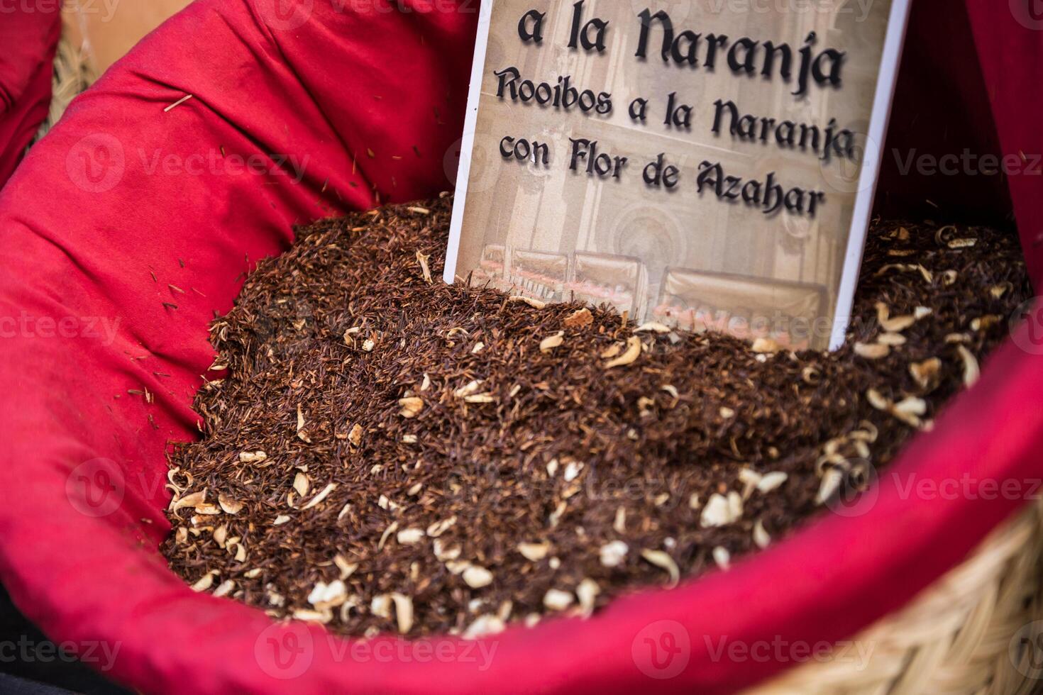 Gewürze, Saat und Tee verkauft im ein traditionell Markt im Granada, Spanien foto