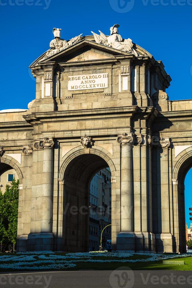 das berühmt puerta de alcala beim Unabhängigkeit Platz - - Madrid Spanien foto