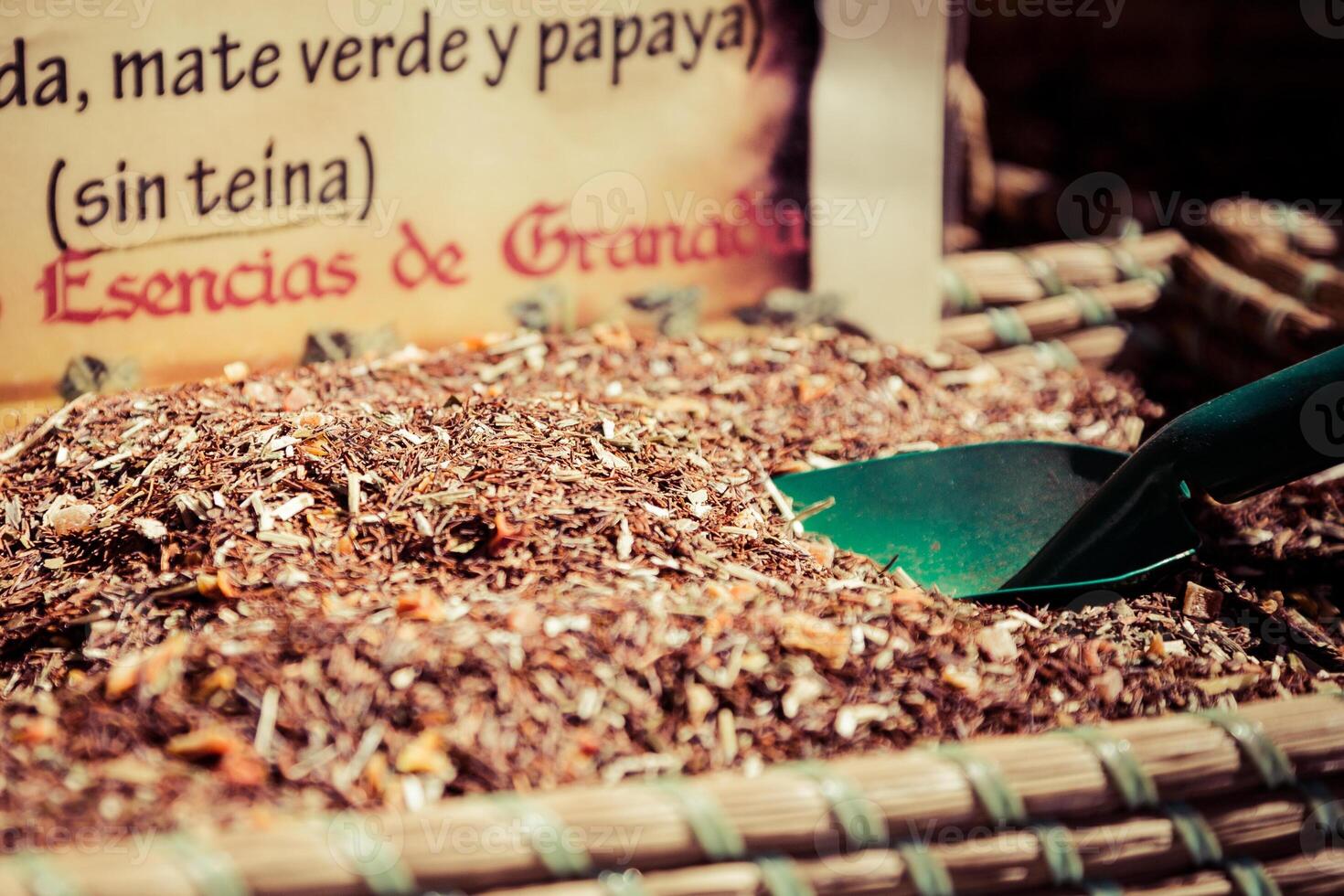 Gewürze, Saat und Tee verkauft im ein traditionell Markt im Granada, Spanien foto