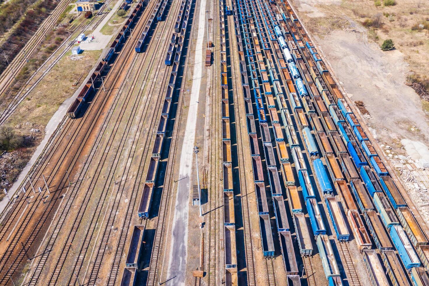 Ladung Züge. Antenne Aussicht von bunt Fracht Züge auf das Eisenbahn Bahnhof. Wagen mit Waren auf Eisenbahn.Antenne Aussicht foto