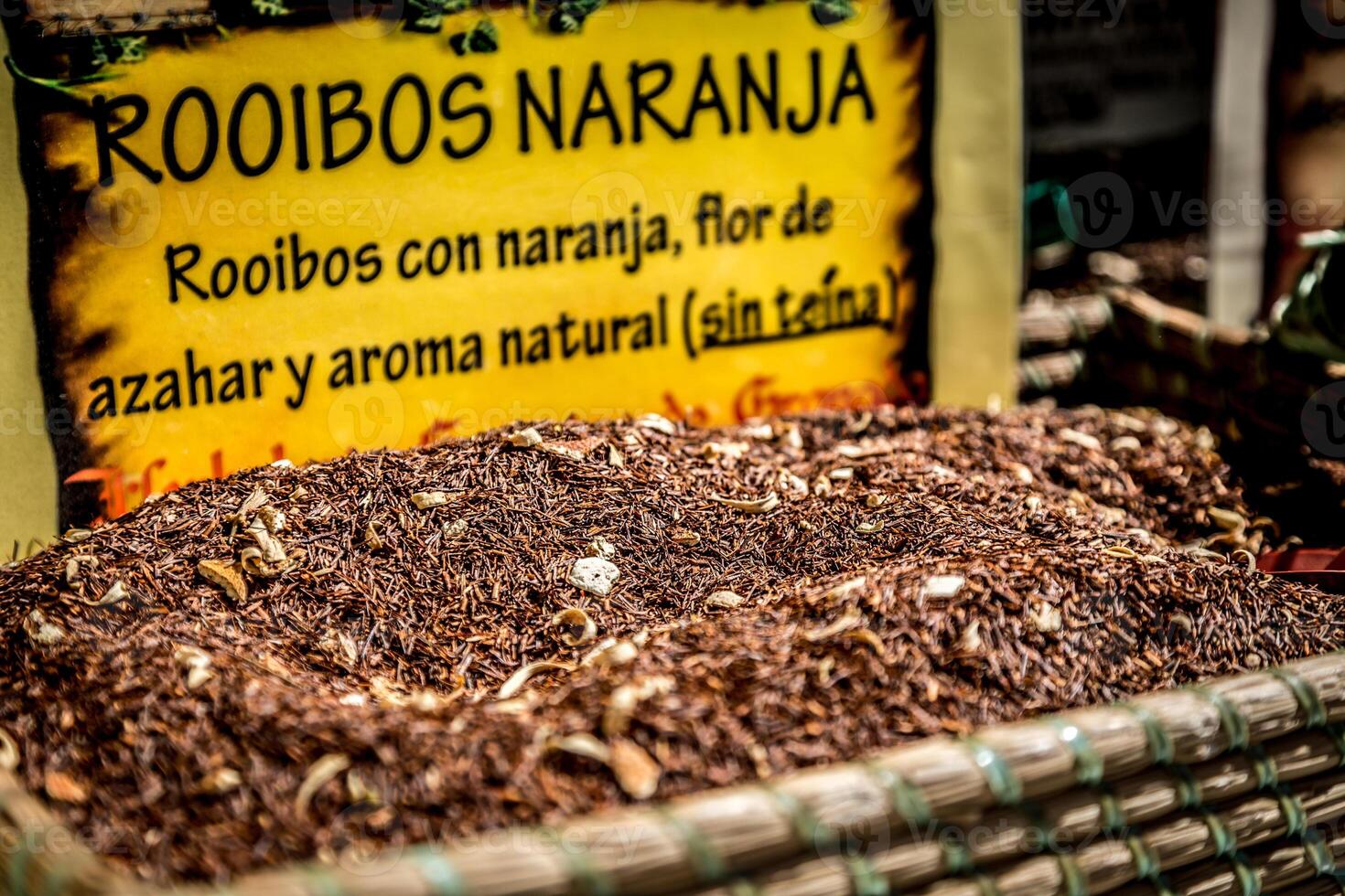Gewürze, Saat und Tee verkauft im ein traditionell Markt im Granada, Spanien foto