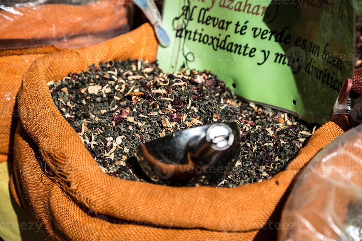 Gewürze Geschäft beim das orientalisch Markt im Granada, Spanien foto