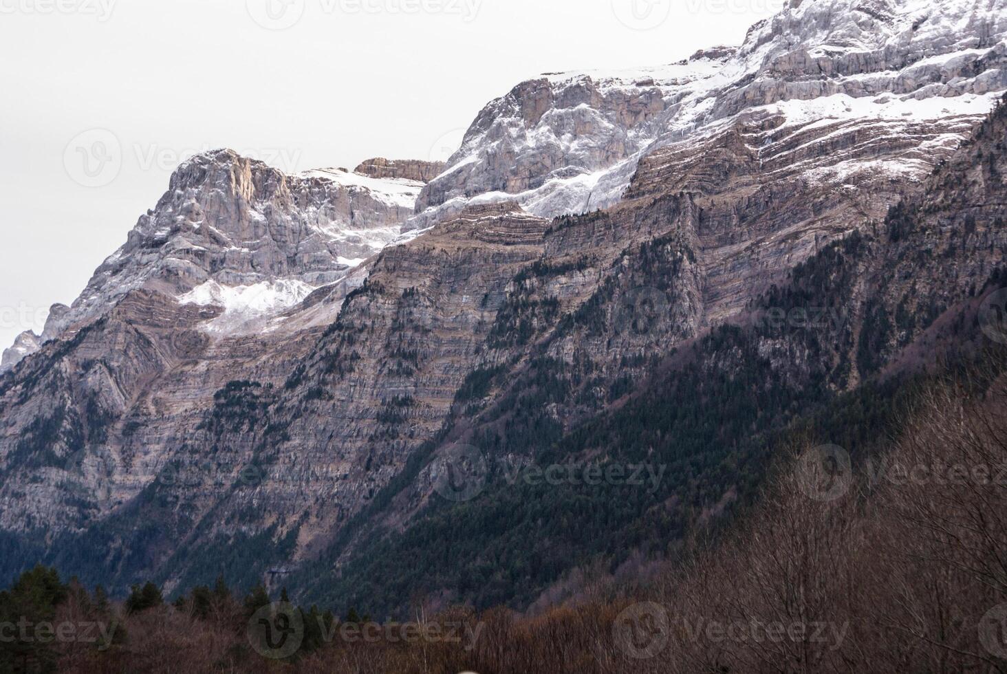 Zinnen im Anisclo-Tal, Ordesa-Nationalpark, Pyrenäen, Huesca, Aragon, Spanien foto