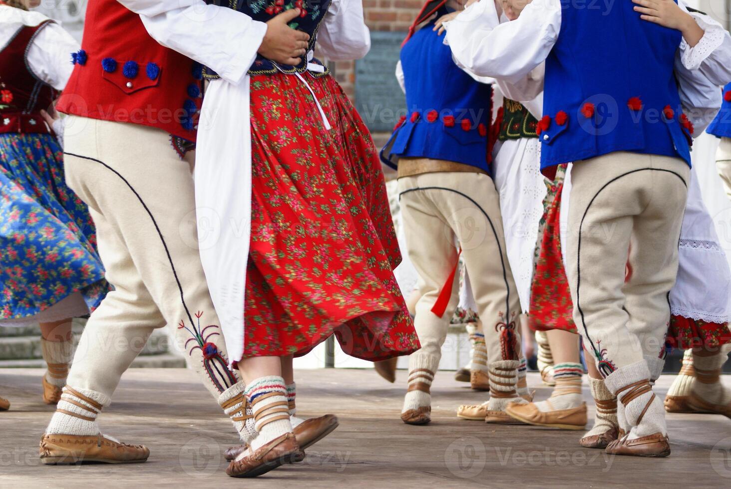 horizontal Farbe Bild von weiblich Polieren Tänzer im traditionell Folklore Kostüme auf Bühne foto