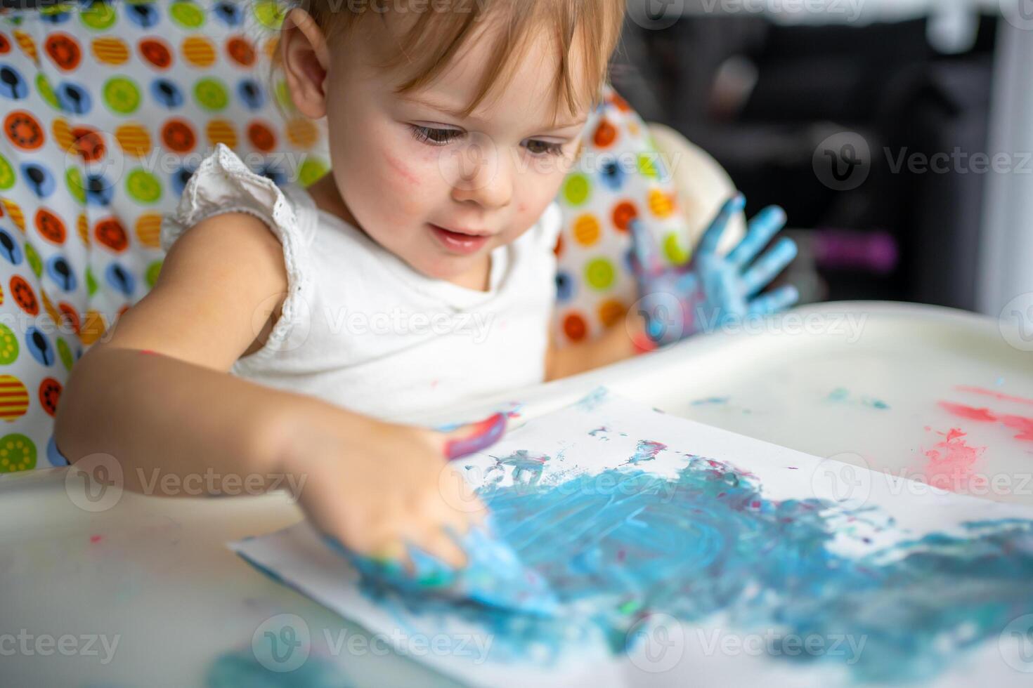 süß wenig Mädchen Gemälde mit Finger beim heim. kreativ Spiele zum Kinder. bleibe beim Zuhause Unterhaltung foto