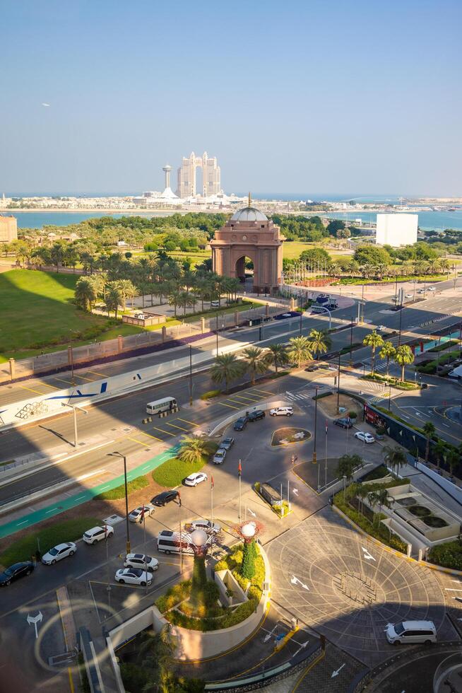 abu dhabi, vereinigt arabisch Emirate - - Dezember 4, 2023. Antenne Aussicht von Tor zu das Emirate Palast Hotel und rixos Hotel auf Hintergrund im abu dhabi, Vereinigte Arabische Emirate foto