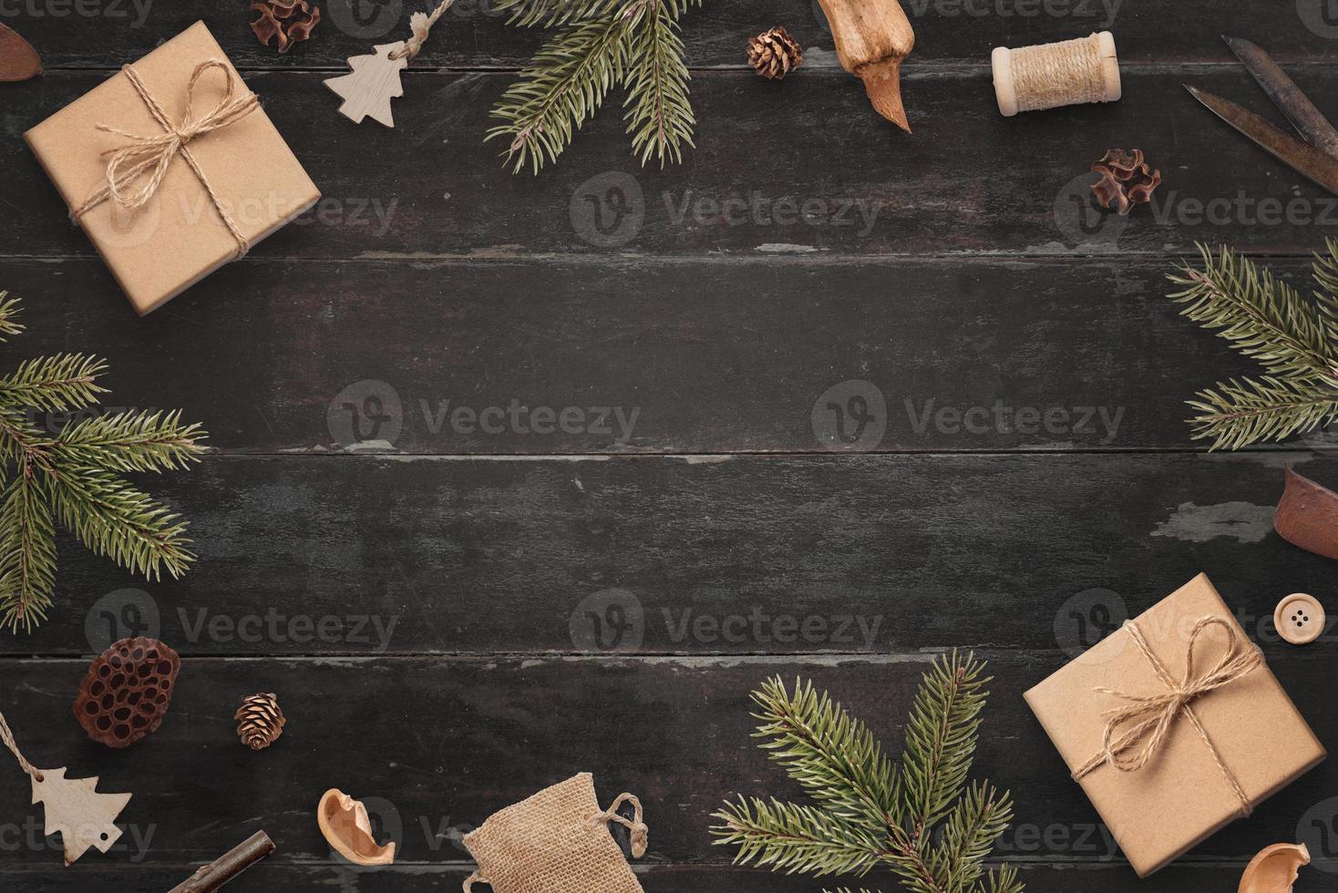 Weihnachtskomposition auf Holztisch. Draufsicht, flache Laienszene mit Kopienraum in der Mitte für Grußtext foto