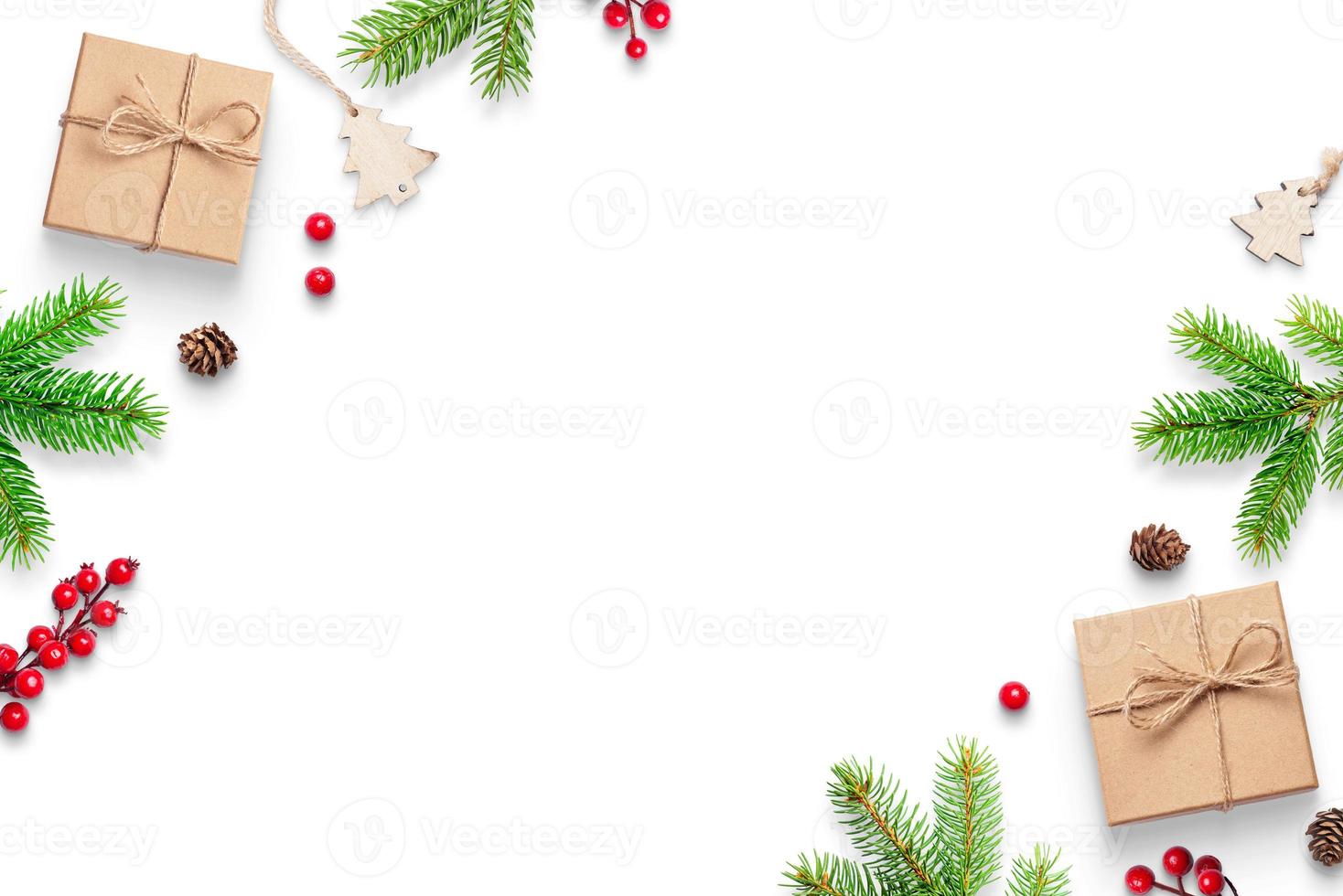 Weihnachtsdekorationen auf weißer Oberfläche mit Kopienraum in der Mitte. Ansicht von oben, flache Zusammensetzung foto