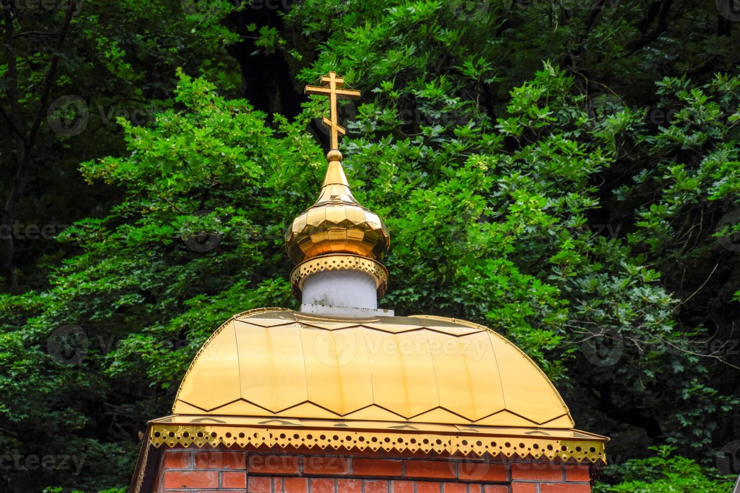 das vergoldet Kuppel von das orthodox Kirche. religiös Konstruktion und die Architektur foto