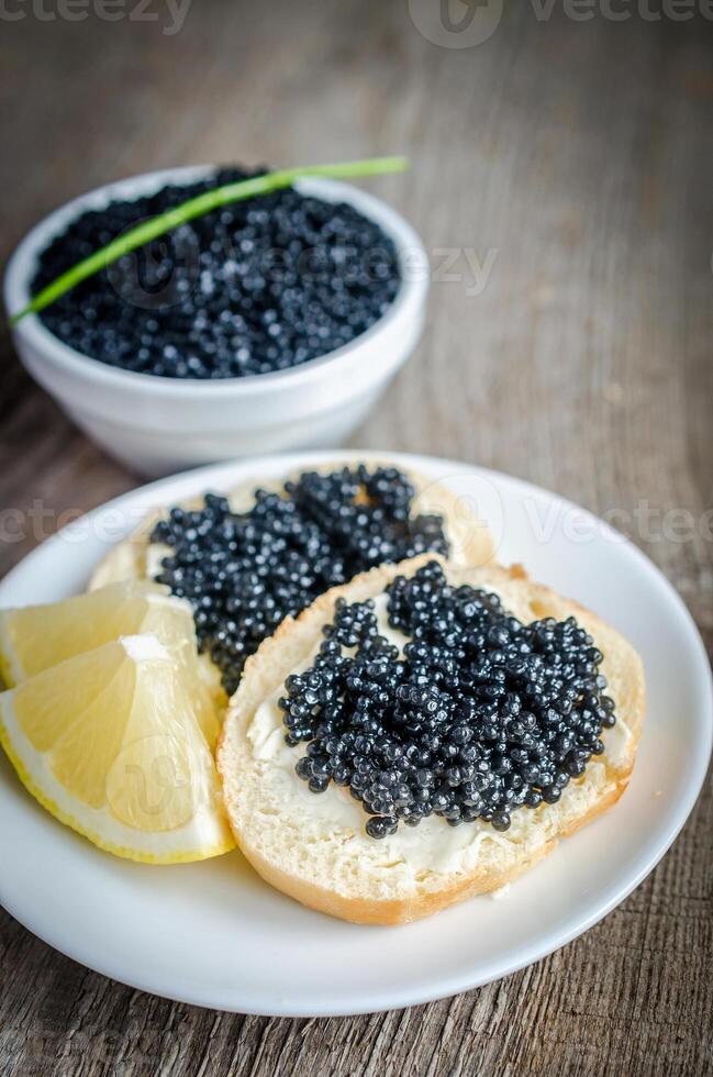 Sandwiches mit schwarzem Kaviar foto