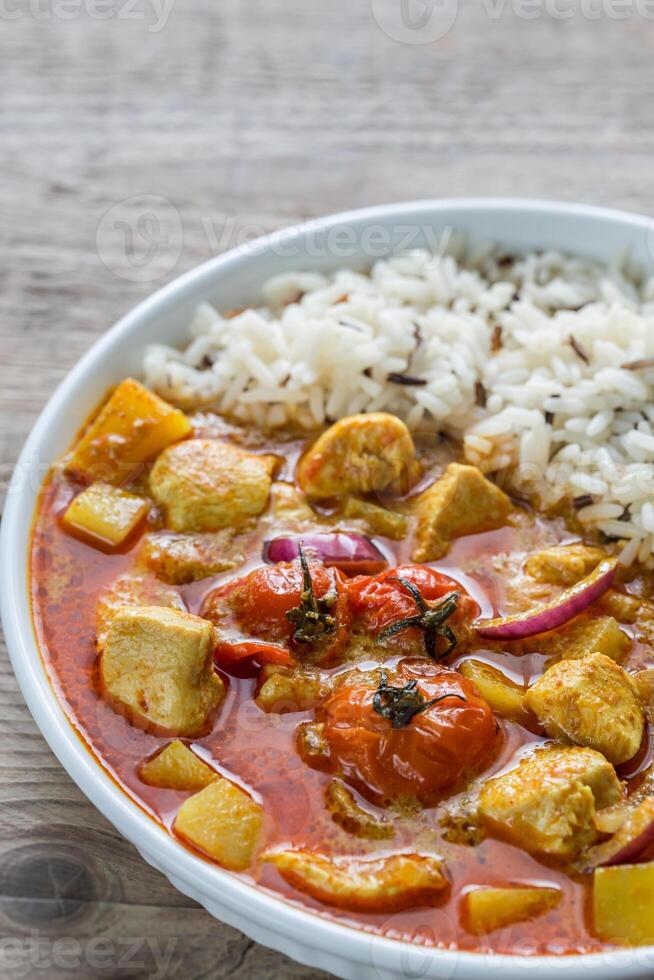 thailändisch Gelb Curry mit Hähnchen und Reis foto