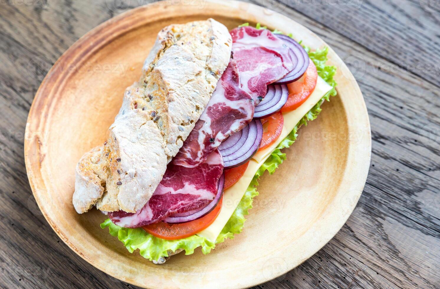 Sandwich mit Schinken, Käse und frischem Gemüse foto