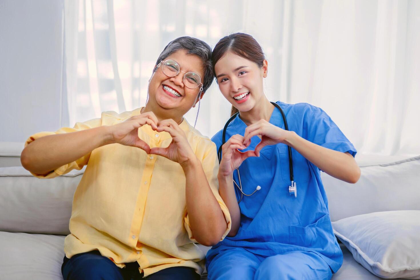 jung Krankenschwester und ein Alten Person geben ein Daumen oben zeigen das gut Gesundheit von das Behandlung von das Alten foto