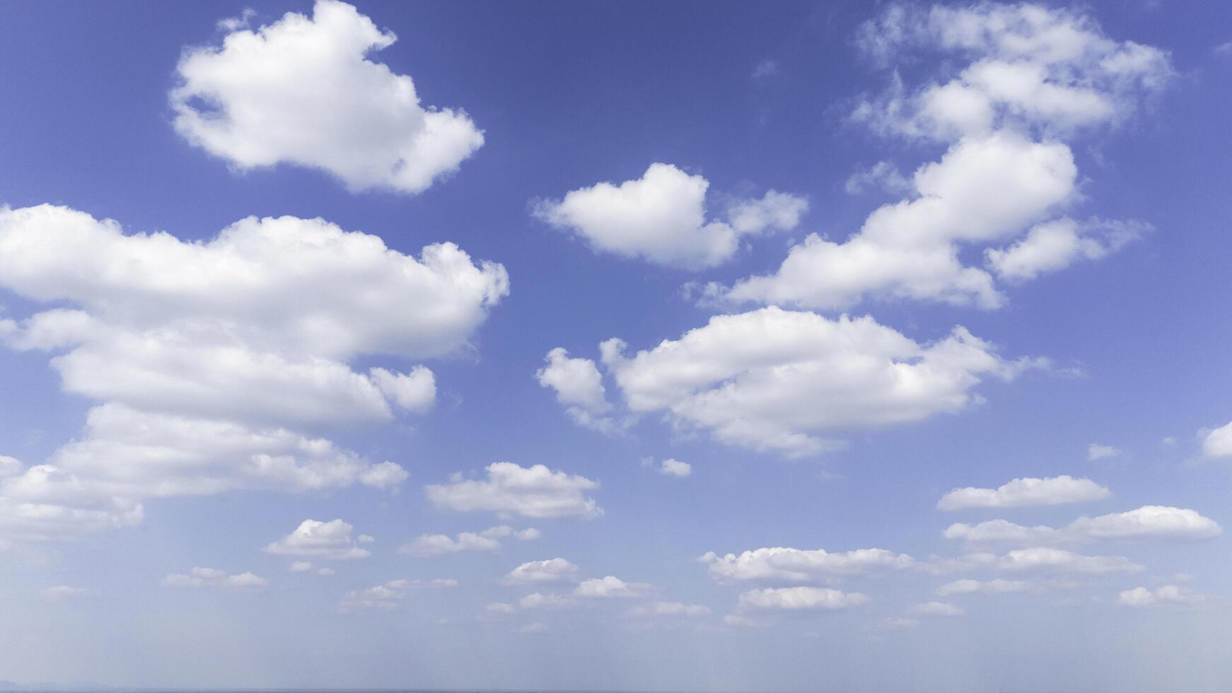 schön Blau Himmel mit wolkig im Morgen Licht foto