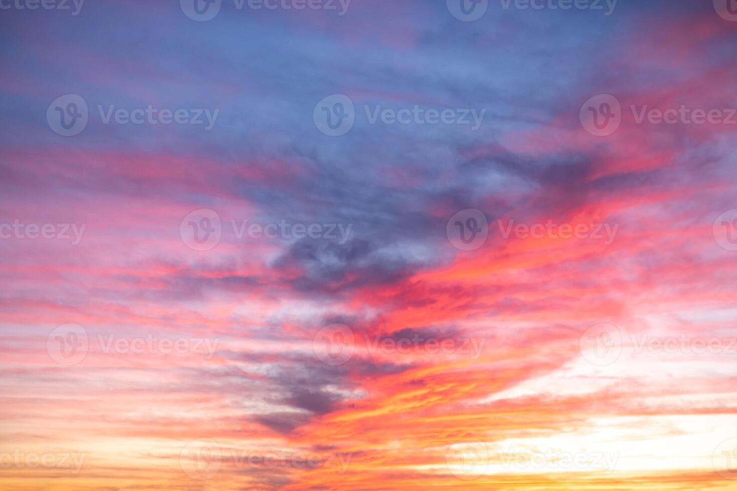 schön , Luxus bunt Sanft Gradient mischen Orange Gold rot und Blau Wolken mit erstaunlich Linie Sonnenlicht Himmel, perfekt Himmel zum das Hintergrund, nehmen im Abend, Dämmerung, Himmel ist Über zu bilden Sturm foto