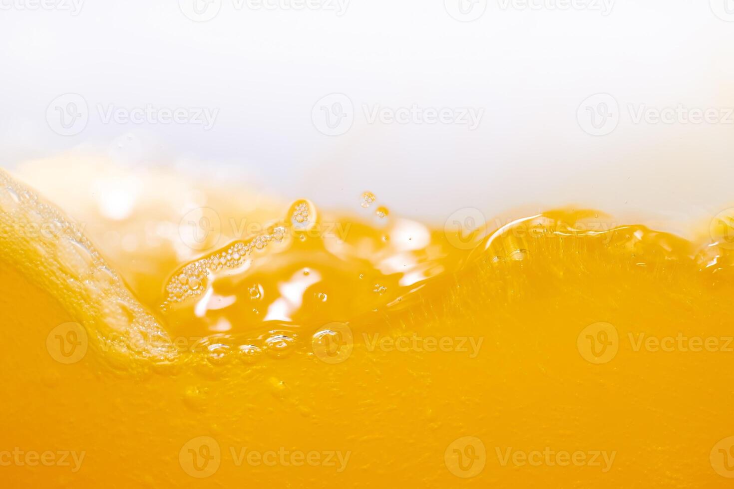 schließen oben hell Orange Saft Spritzen Textur zum Gesundheit und Natur Wellen, schön Wellen Kurve und wenig Luftblasen glatt zum garphisch Design und Hintergrund foto