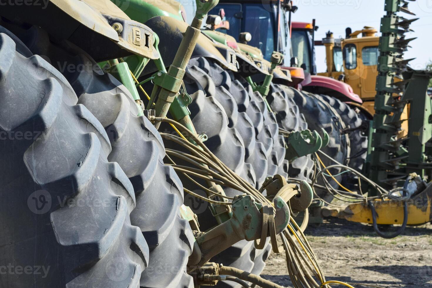 Rückseite Räder von das Traktor. Traktor. landwirtschaftlich Maschinen. foto