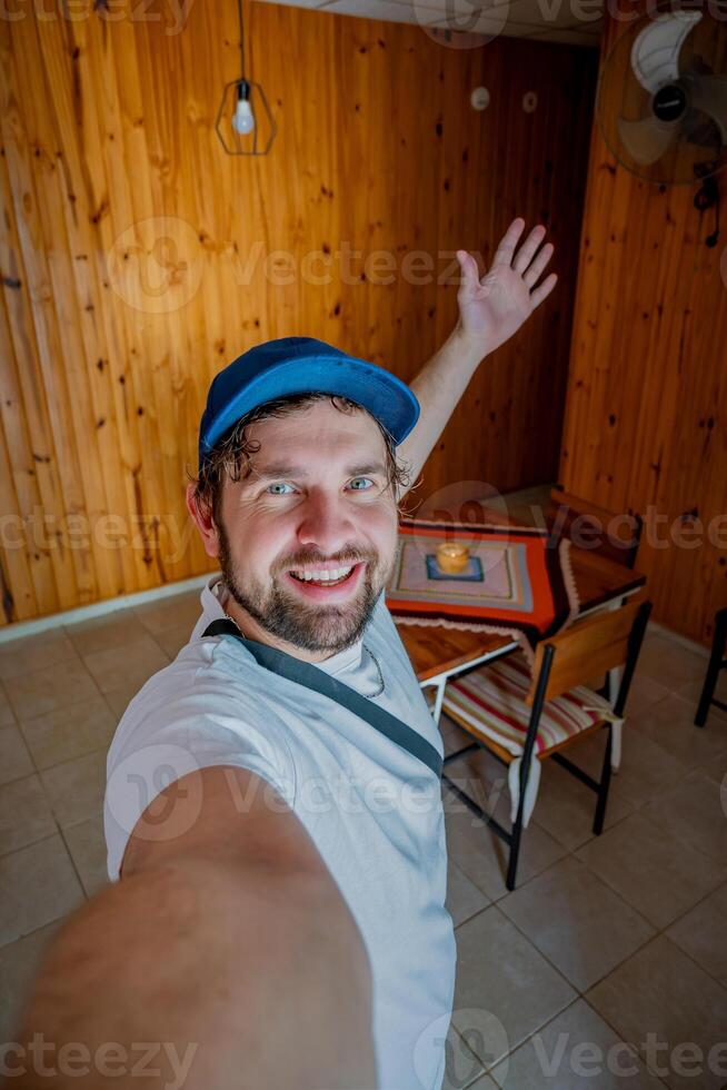 Mann nimmt ein Selfie eintreten ein Wohnung. foto