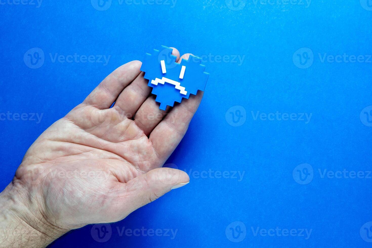Blau Montag Konzept. Hände von ein Mann halten ein Blau Herz. foto