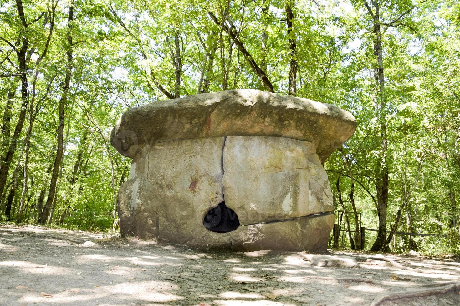 groß schäbig Dolmen foto