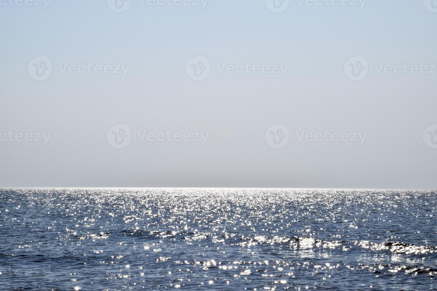 Meer Linie von das Horizont. Meer und Himmel. das Wellen und Blendung von das Sonne sind reflektiert von das Wellen von das Meer. Meereslandschaft. foto