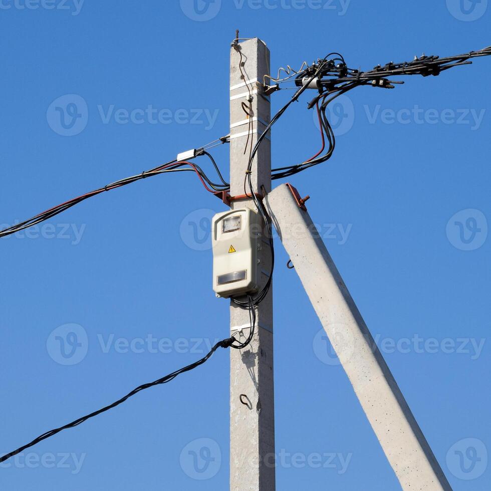 Elektrobolzen mit ein Zähler und Drähte, ein Torsad auf ein Pole. foto