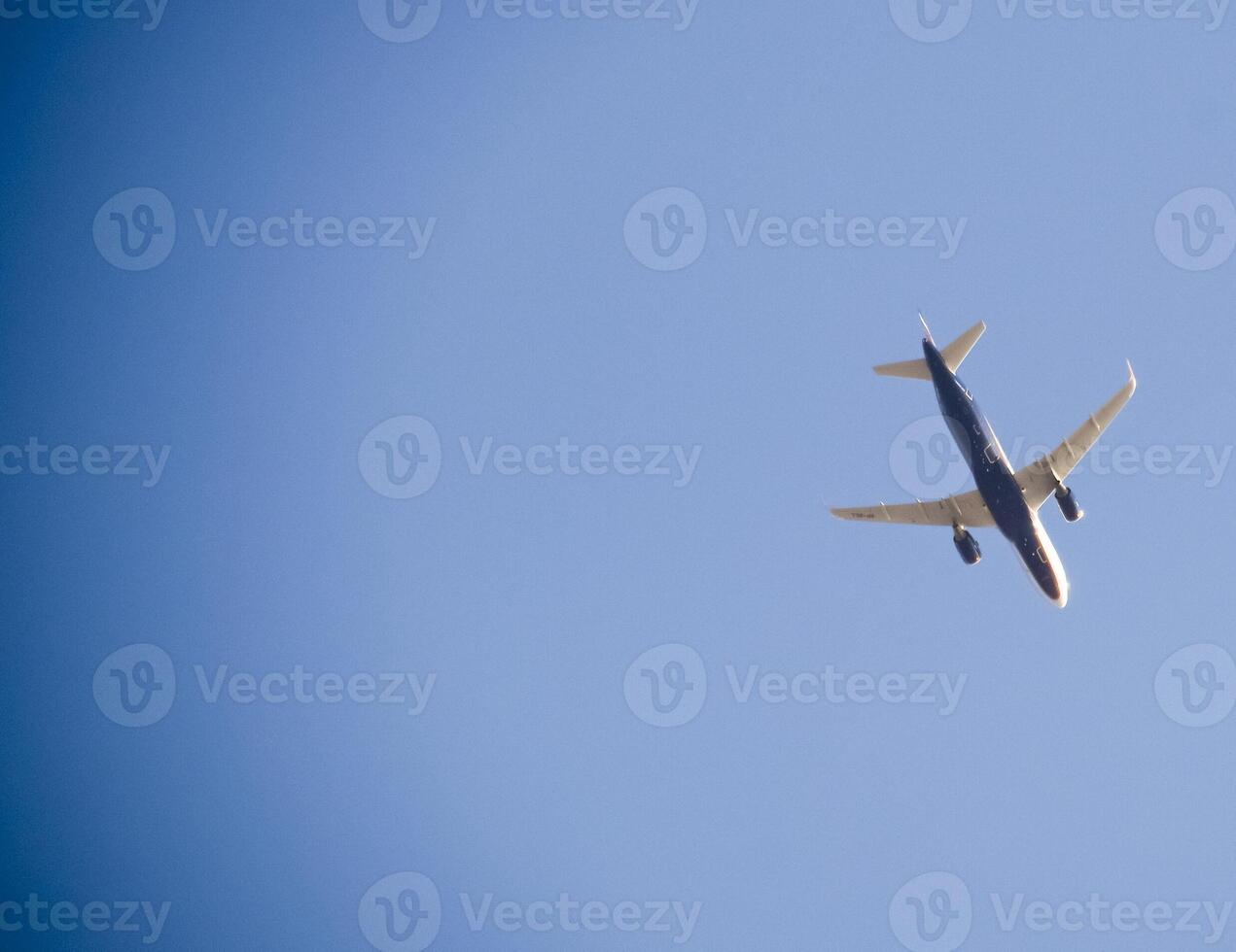 Passagier Flugzeug im das Himmel beim niedrig Höhe fliegt zu das Flughafen zu Land. foto