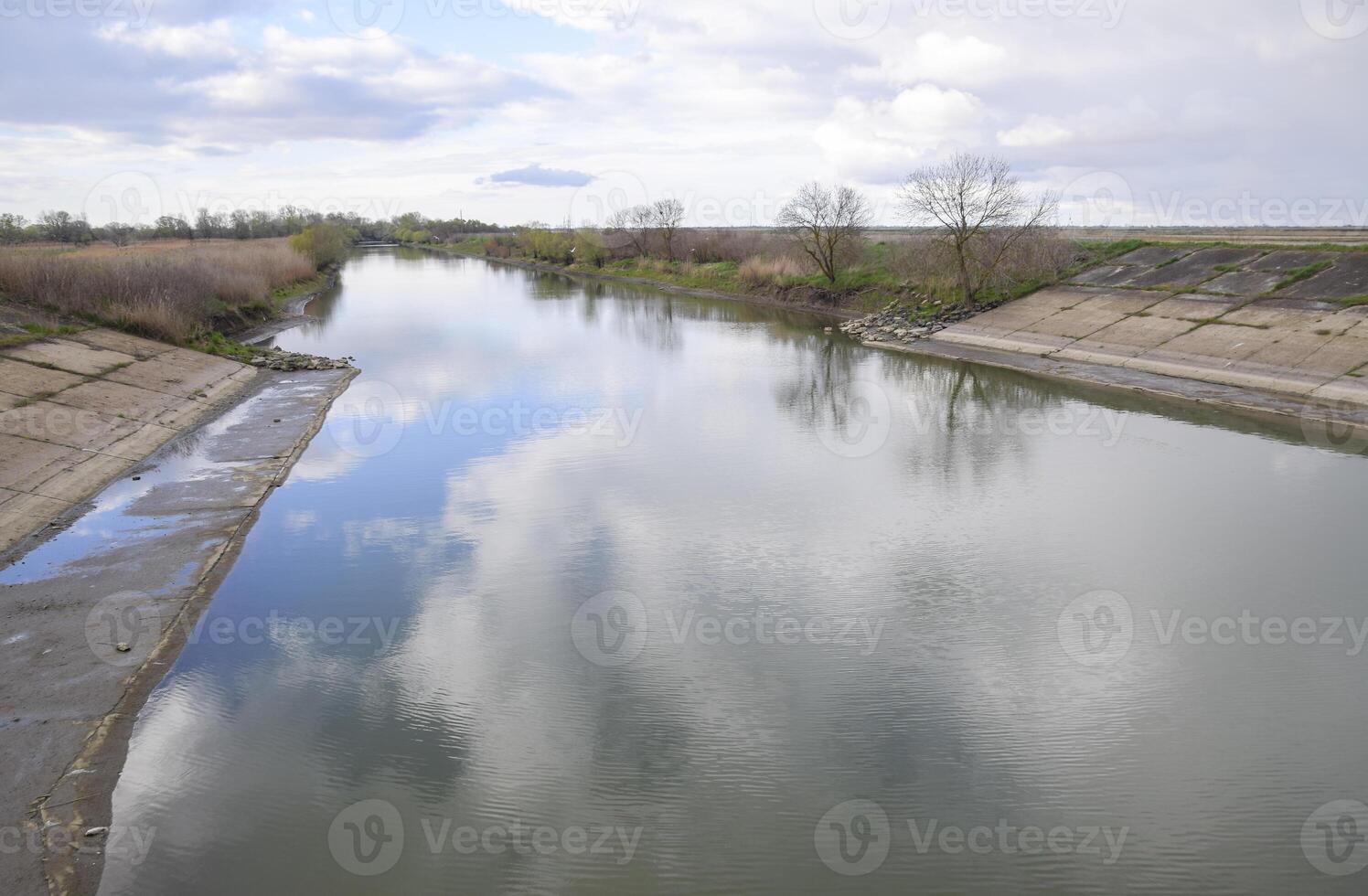 gepflastert Beton Banken von das Bewässerung Kanal beim das Auslauf von th foto