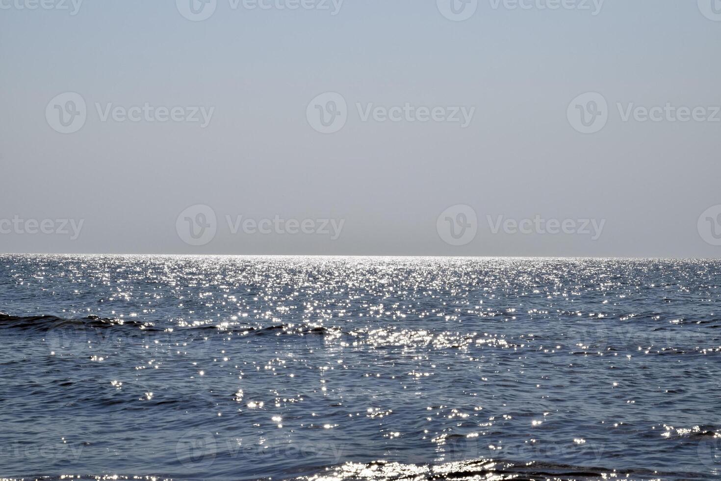 Meer Linie von das Horizont. Meer und Himmel. das Wellen und Blendung von das Sonne sind reflektiert von das Wellen von das Meer. Meereslandschaft. foto