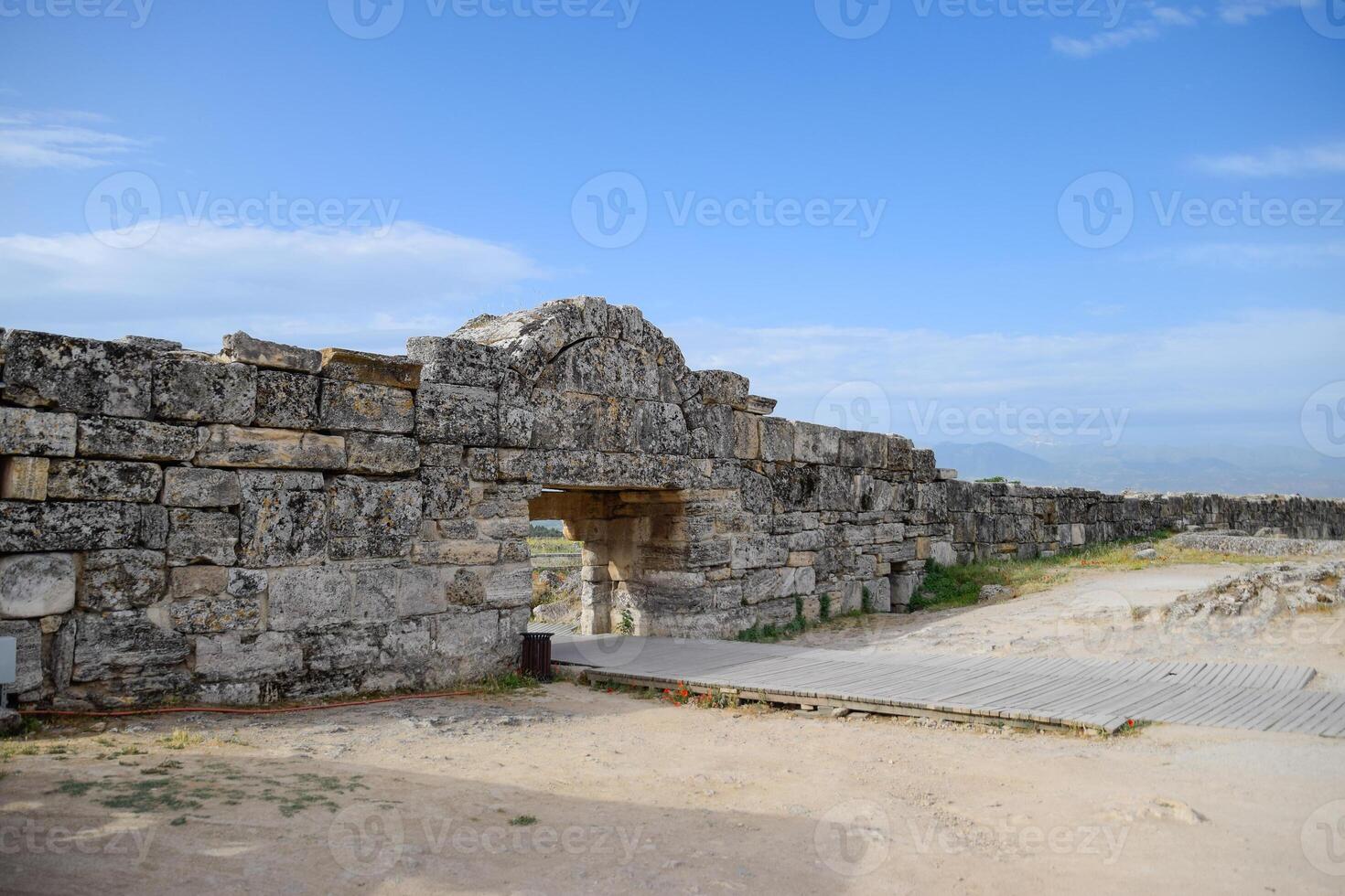 Wände von das uralt Ruinen von Kalkstein Blöcke. Ruinen von das Stadt von Hierapolis, Truthahn. foto