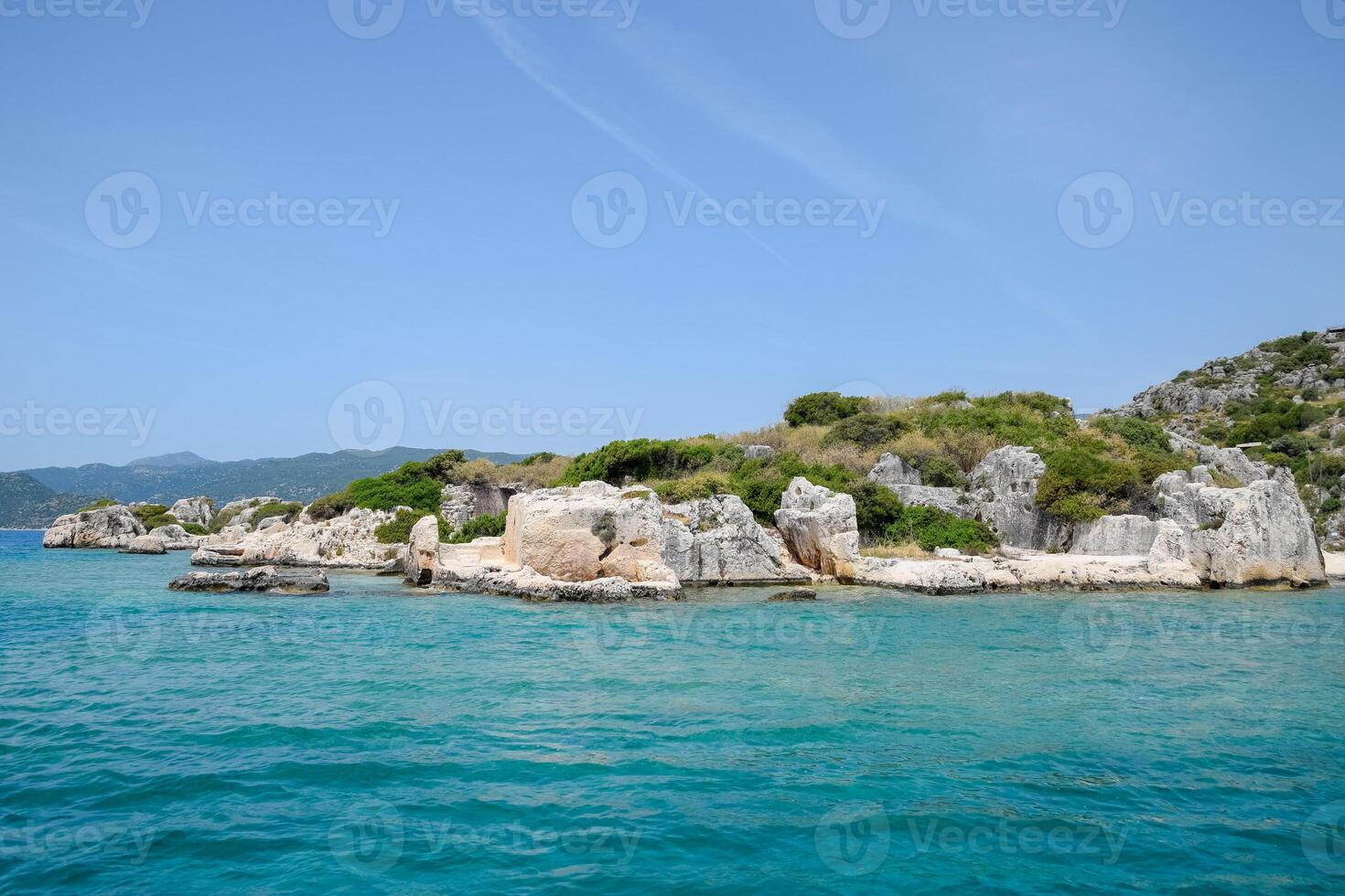 Ruinen von das uralt Stadt von kekova auf das Ufer. foto