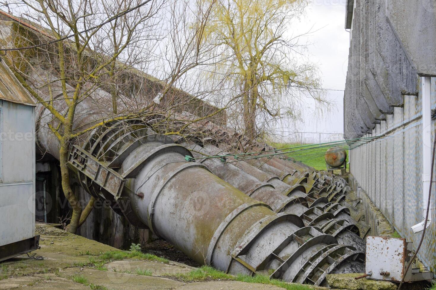 Auslauf Rohre von ein Wasser Pumpen Bahnhof. Rohre von groß Durchmesser foto