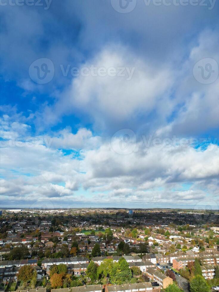 hoch Winkel Aussicht von Norden Luton Stadt von England Vereinigtes Königreich während kalt und hell Tag von Winter. November 7., 2023 foto