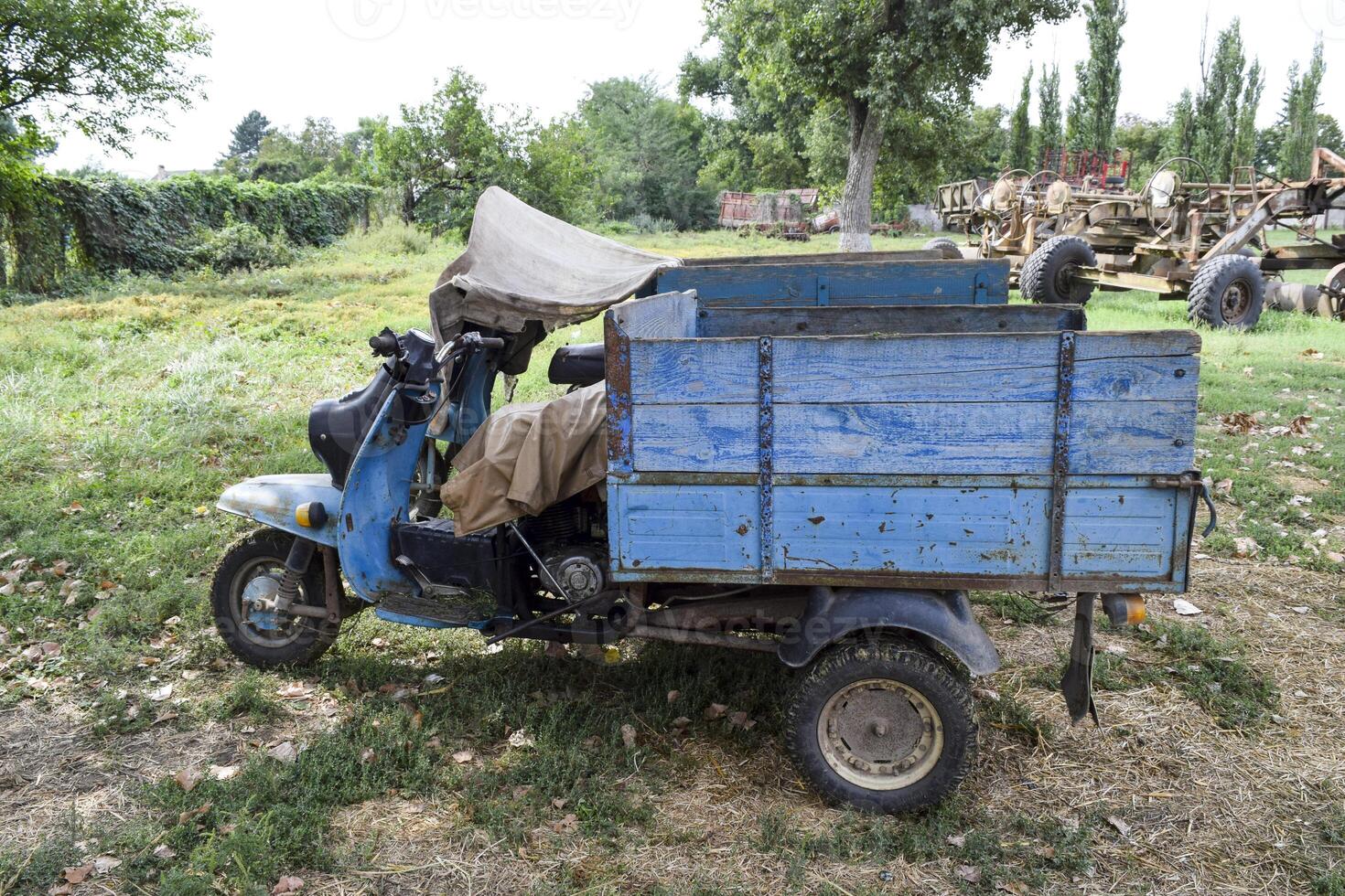 Roller Ameise. alt Sowjet Motor- Roller auf drei Räder mit ein Wagen foto