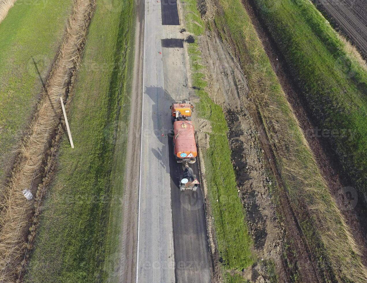 oben Aussicht von das Straße Reparatur. Technik zum Reparatur von Asphalt. Ersatz von Asphalt Gehweg. foto