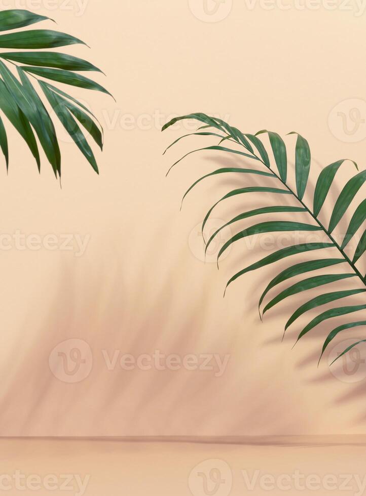 Produkt Anzeige Raum mit Grün Palme Blätter, Beige Hintergrund foto