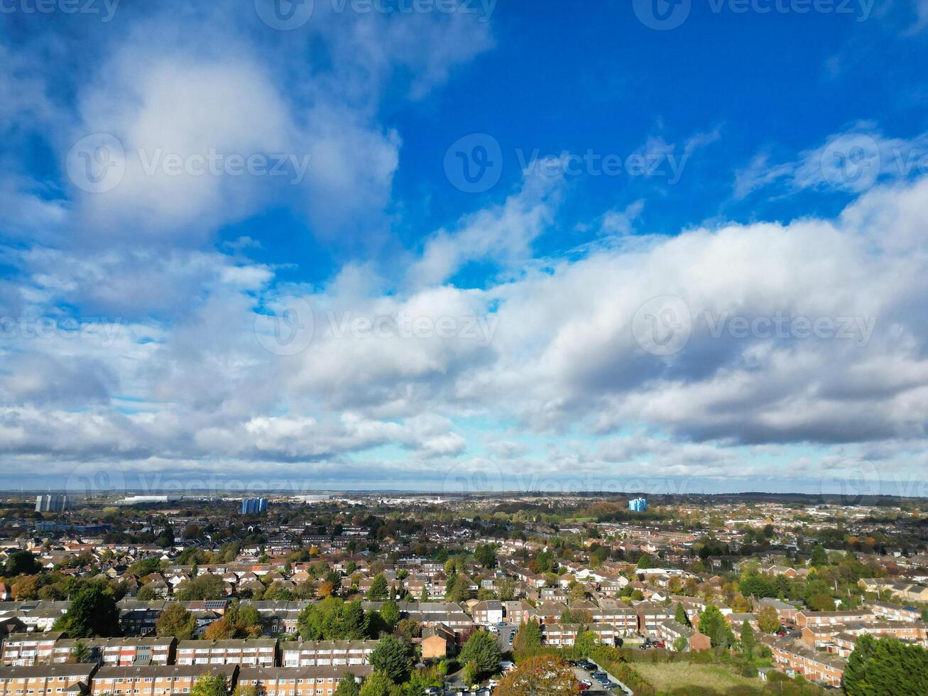 hoch Winkel Aussicht von Norden Luton Stadt von England Vereinigtes Königreich während kalt und hell Tag von Winter. November 7., 2023 foto